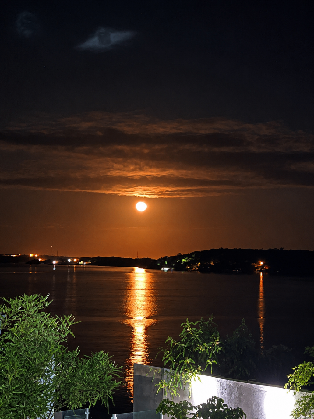 Lua cheia refletida sobre o Velho Chico
