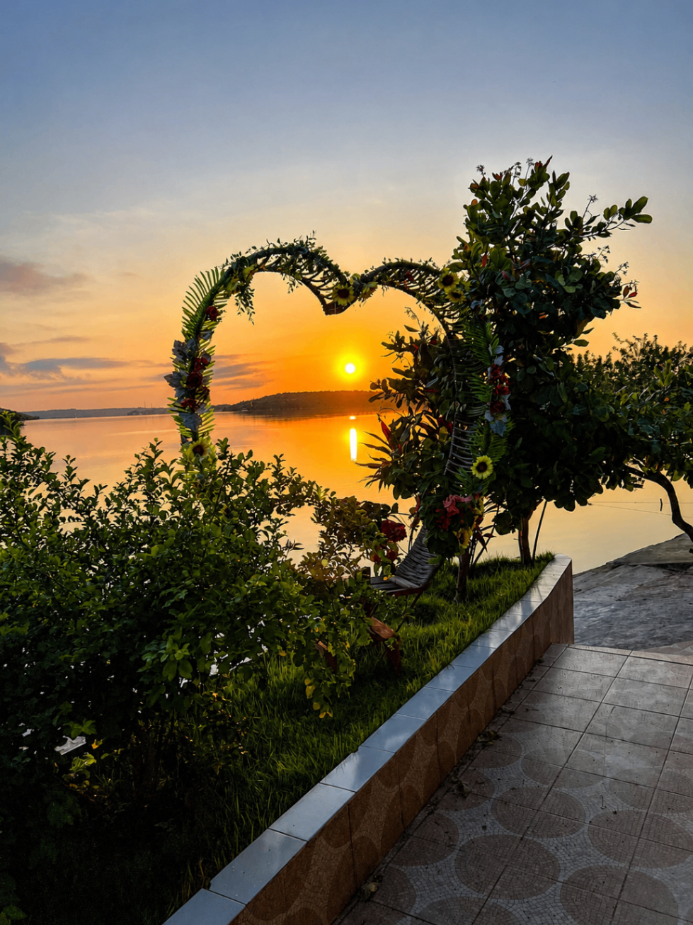 Arco de flores no pôr do sol