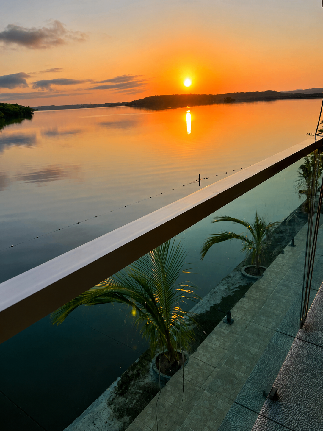 Terraço de vidro no pôr do sol