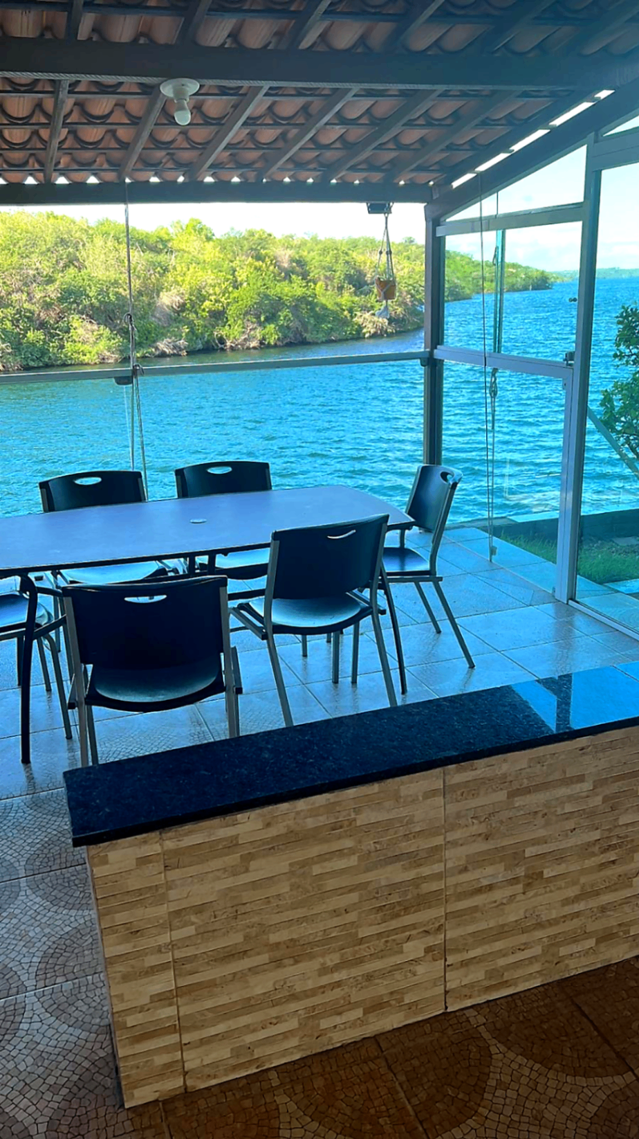 Área gourmet à beira do rio