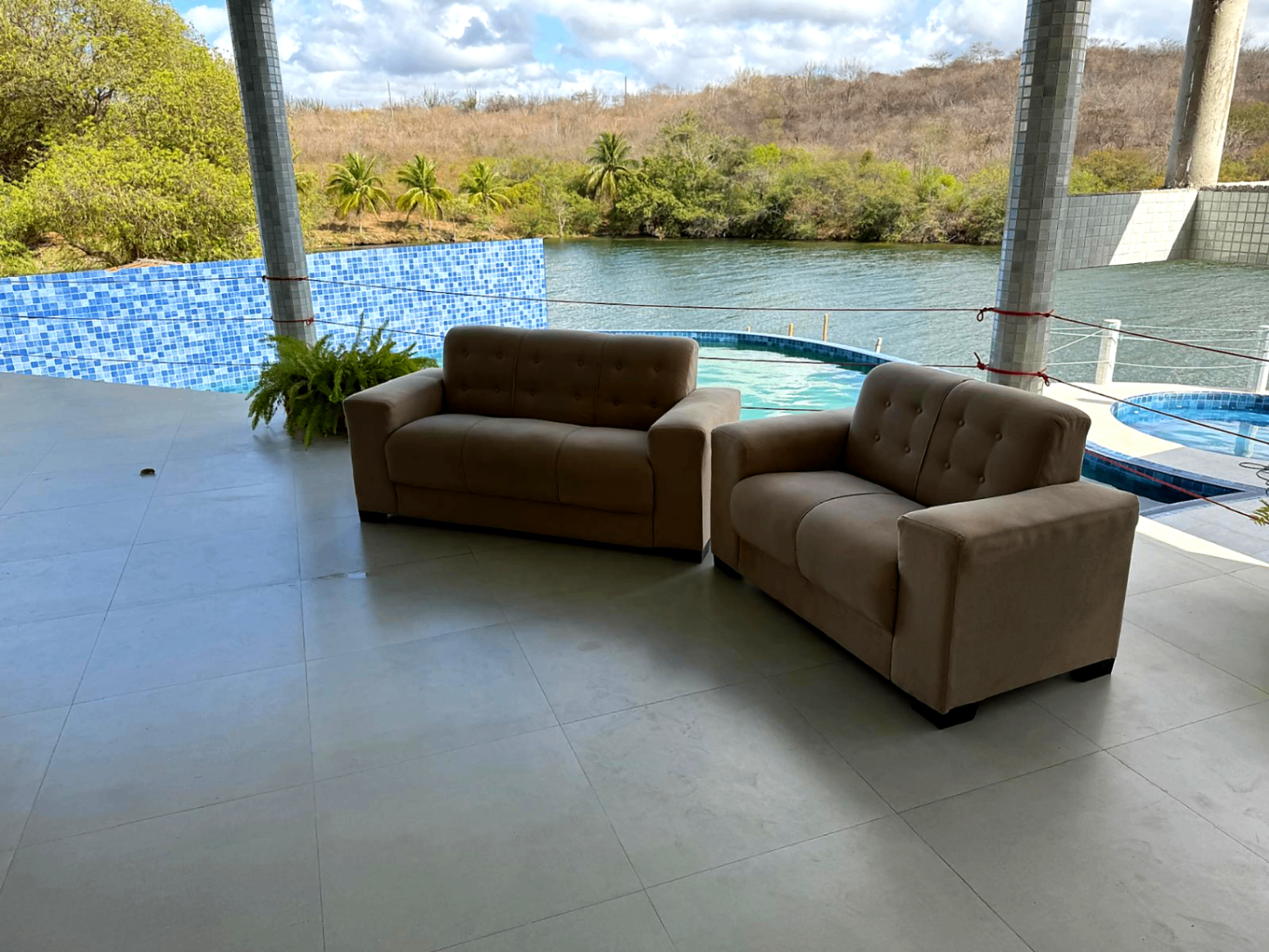 Lounge com vista para a piscina