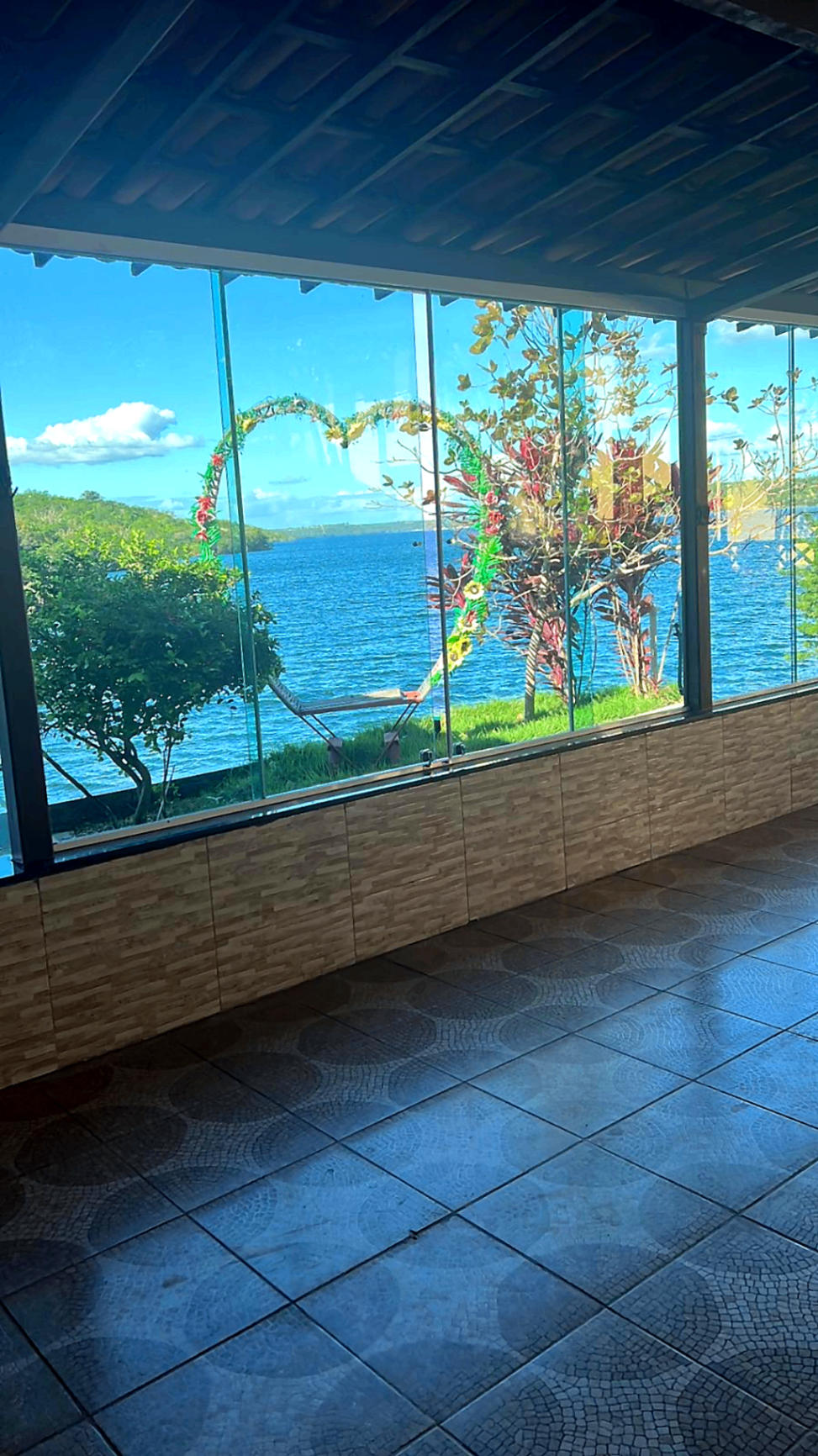 Varanda de vidro com vista para o rio